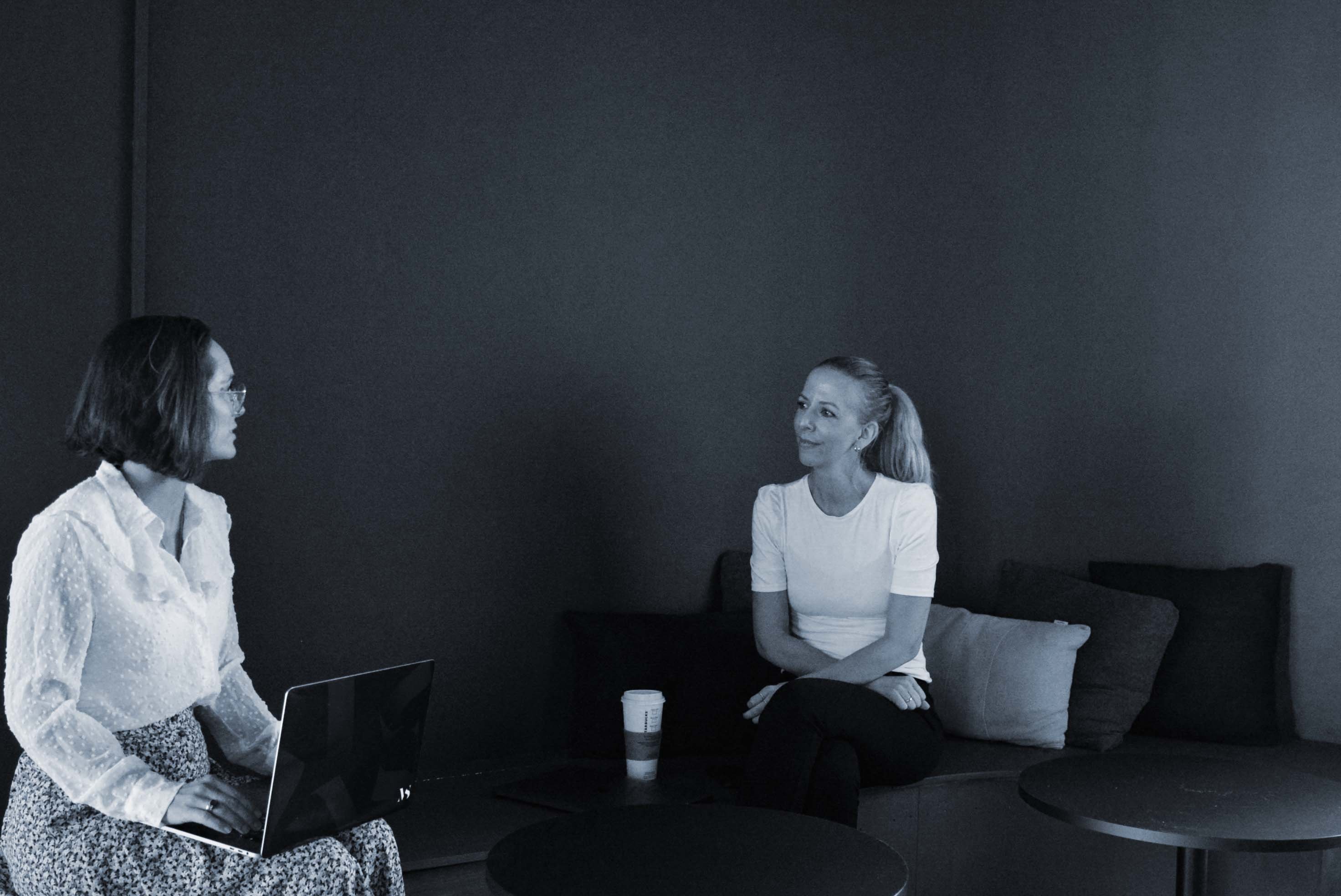 Tanya og Heidi snakker om kommunikasjon og distribusjon Tanya og Heidi snakker om kommunikasjon og distribusjon